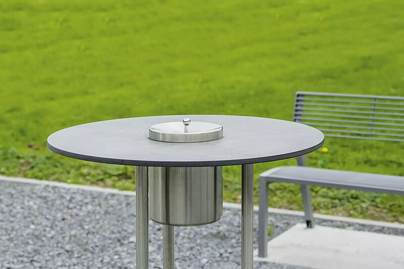 raucherstehtisch-blackpool__shoKAT0056233 Detail: Tischplatte aus Werzalit mit integriertem Ascher