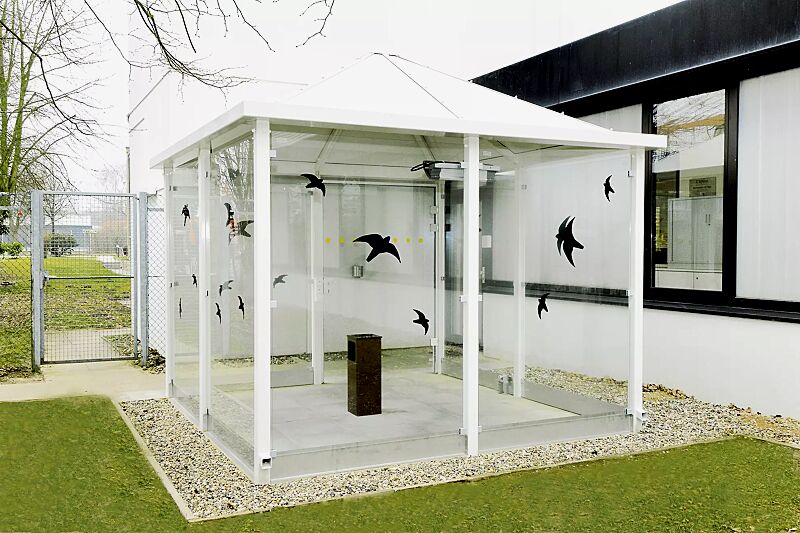 Einzel-Raucherunterstand APOLLO mit Blechdach, Dachbreite x Dachtiefe 3300 mm x 3300 mm, 7 Seitenwänden sowie Ganzglastür mit Raubvogelaufklebern, Stahlkonstruktion in RAL 9002 grauweiß