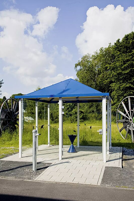 raucherunterstand-apollo__shoKAT0024918 Raucherunterstand APOLLO, Dachbreite x Dachtiefe 3300 mm x 3300 mm, mit Blechdach, 7 Seitenwände und Ganzglastür mit Raubvogelaufklebern, Stützen in RAL 9016 verkehrsweiß, Dachbleche und umlaufende Dachblende in RAL 5005 signalblau