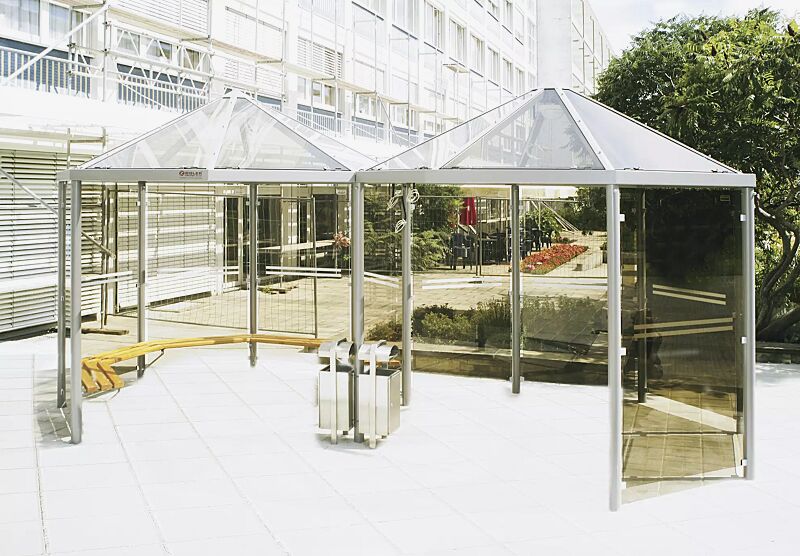 raucherunterstand-aqua__shoKAT0018628 Zweier-Pavillon AQUA mit umlaufenden Holzsitzbänken, 10 Seitenwandscheiben ESG bronce getönt (auftragsbezogene Anpassung), mit Siebdruckstreifen, Dacheindeckung VSG Klarglas, Stahlkonstruktion in DB 703 eisenglimmer