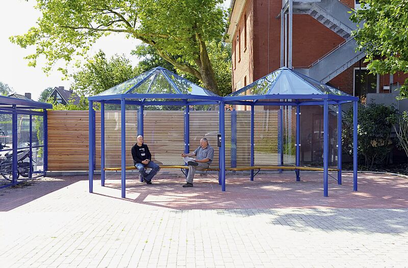 raucherunterstand-aqua__shoKAT0033618 Raucherunterstand AQUA, Dachbreite x Dachtiefe 6500 mm x 3300 mm, Seitenwände ESG, Klarglas, Sitzbänke mit Holzbelattung, Stahlkonstruktion in RAL 5010 enzianblau