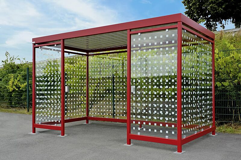 raucherunterstand-aquila__shoKAT0065214 Raucherunterstand AQUILA mit auftragsbezogener Anpassung (mittiger Zugang), Dachbreite x Dachtiefe 4195 mm x 2165 mm, Rückwand Trapezblech, Seiten- / Windschutzwände mit Siebdruckdekor, Stahlkonstruktion in RAL 3000 feuerrot