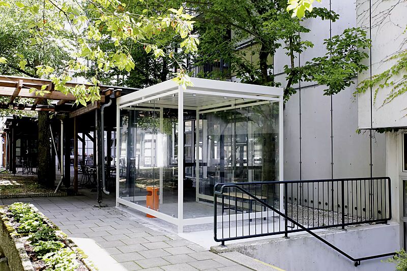 raucherunterstand-aquila__shoKAT0065215 Raucherunterstand AQUILA mit auftragsbezogener Anpassung (seitlicher Zugang), Dachbreite x Dachtiefe 3180 mm x 2165 mm, mit Rück- / Seitenwänden sowie Windschutzwand, Stahlkonstruktion in RAL 9002 grauweiß