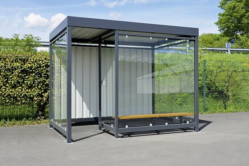 Raucherunterstand AQUILA mit auftragsbezogener Anpassung (zusätzliche Windschutzwand), Dachbreite x Dachtiefe 3180 mm x 2165 mm, Rückwand Trapezblech, Seiten- / Windschutzwände mit Siebdruckdekor, Stahlkonstruktion in RAL 7016 anthrazitgrau