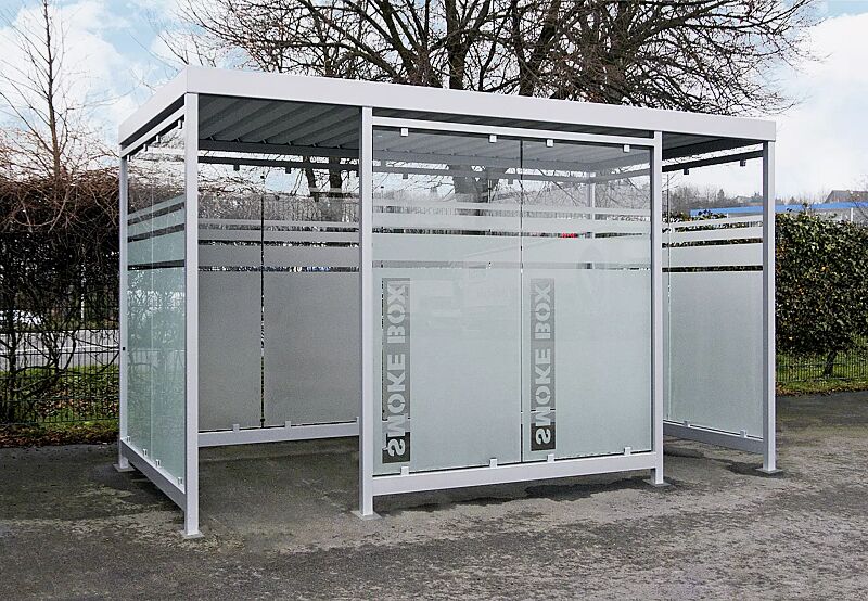 raucherunterstand-aquila__shoKAT0065217 Raucherunterstand AQUILA mit auftragsbezogener Anpassung (zusätzlich vordere Windschutzwand), Dachbreite x Dachtiefe 4195 mm x 2165 mm, Rück-, Seiten- / Windschutzwände mit Siebdruckdekor, Stahlkonstruktion in RAL 9006 weißaluminium