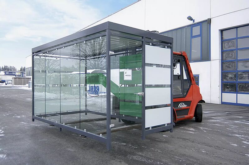 raucherunterstand-aquila__shoKAT0065218 Raucherunterstand AQUILA mit auftragsbezogener Anpassung (seitlicher Zugang), Dachbreite x Dachtiefe 4195 mm x 2165 mm, Rück-, Seiten- / Windschutzwände mit Siebdruckstreifen, Stahlkonstruktion in RAL 7016 anthrazitgrau