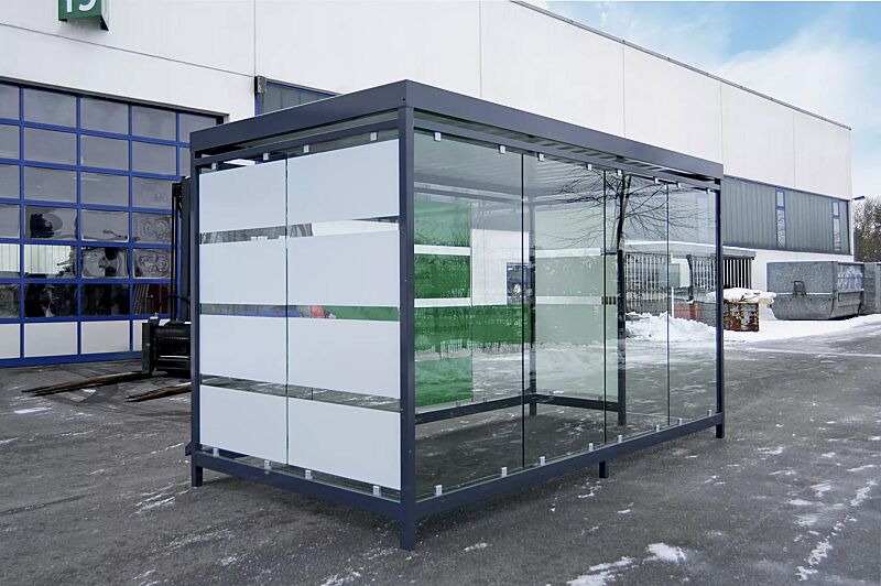 raucherunterstand-aquila__shoKAT0065219 Raucherunterstand AQUILA mit auftragsbezogener Anpassung (seitlicher Zugang), Dachbreite x Dachtiefe 4195 mm x 2165 mm, Rück-, Seiten- / Windschutzwände mit Siebdruckstreifen, Stahlkonstruktion in RAL 7016 anthrazitgrau