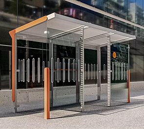Raucherunterstand AUREO, Dachbreite x Dachtiefe 4220 x 1855 mm, mit Rück-, Seiten- und Windschutzwänden ESG, Klarglas mit Siebdruckdekor und Ablageboard, Dach mit Siebdruckstreifen, vordere Seitenwandblende und -pfosten in RAL 2004 reinorange, Stahlkonstruktion in RAL 9006 weißaluminium