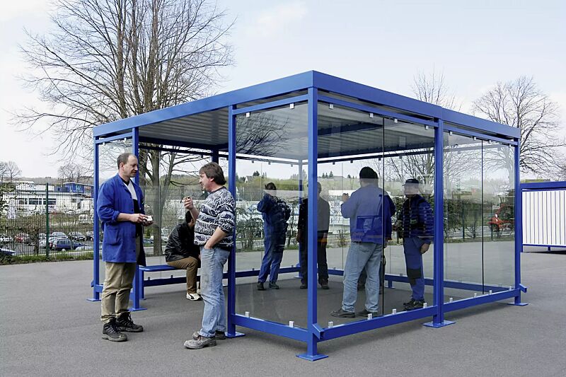 raucherunterstand-bootis__shoKAT0056638 Raucherunterstand BOOTIS, auftragsbezogene Anpassung, Dachbreite x Dachtiefe 4195 mm x 4195 mm, Rück-/Seiten-/Windschutzwände ESG, Klarglas, Stahlkonstruktion in RAL 5010 enzianblau