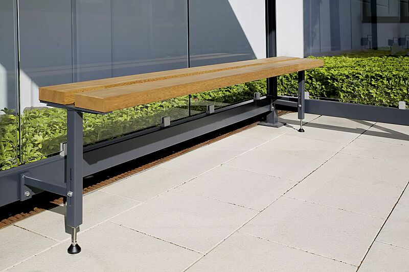 raucherunterstand-bootis__shoKAT0060965 Sitzbank mit höhenverstellbaren Stützen