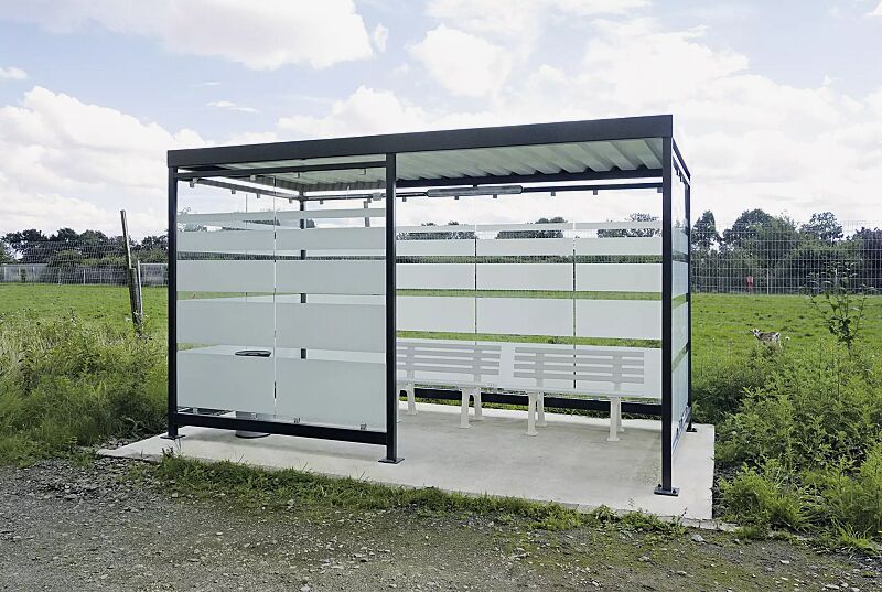 raucherunterstand-bootis__shoKAT0065227 Raucherunterstand BOOTIS, Dachbreite x Dachtiefe 4195 mm x 2165 mm, Rück- und Seitenwände sowie 2 Windschutzwände links (auftragsbezogene Anpassung) mit Siebdruckdekor, mit Sitzbank URBINO, Stahlkonstruktion in RAL 7016 anthrazitgrau