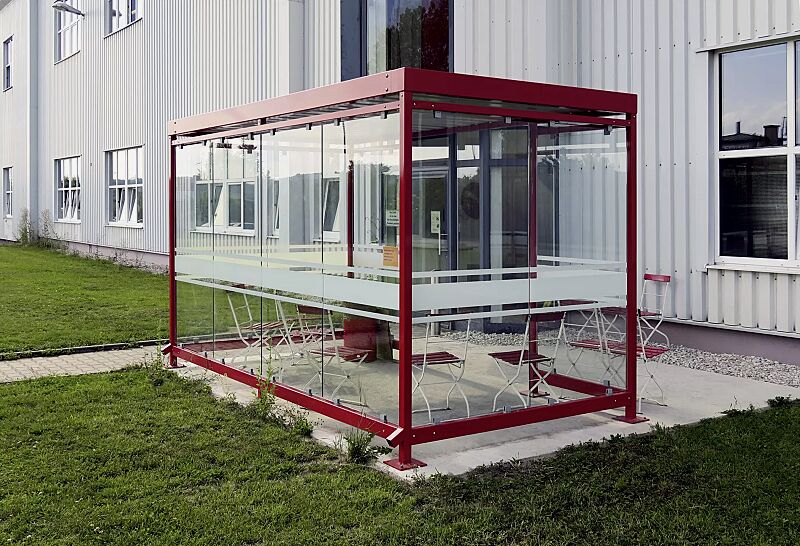 raucherunterstand-bootis__shoKAT0065228 Raucherunterstand BOOTIS mit auftragsbezogener Anpassung, Dachbreite x Dachtiefe 4195 mm x 2165 mm, Rück-, Seiten- und beidseitige Windschutzwände mit Siebdruckstreifen, Stahlkonstruktion in RAL 3000 feuerrot