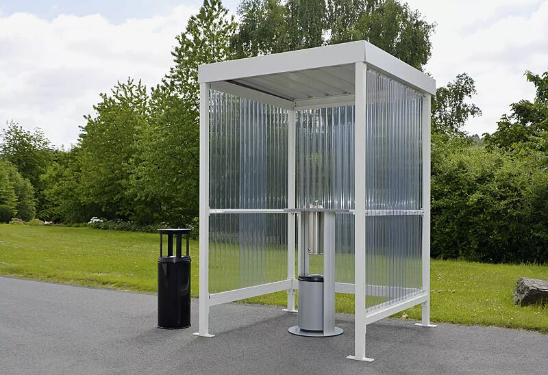 Raucherunterstand CIGAR, Dachbreite x Dachtiefe 1720 mm x 1580 mm, inklusive Rück- / Seitenwände, mit integrierter Anlehnmöglichkeit, Stahlkonstruktion in RAL 9002 grauweiß