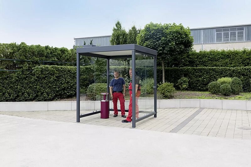 Raucherunterstand FUMO, Dachbreite x Dachtiefe 2080 mm x 2080 mm, Rück- / Seitenwände ESG, Klarglas, mit Abfallbehälter / Ascher CALGARY, Stahlkonstruktion in RAL 7016 anthrazitgrau