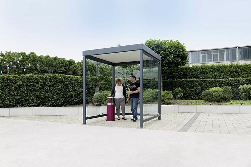 raucherunterstand-fumo__shoKAT0055434 Raucherunterstand FUMO, Dachbreite x Dachtiefe 2080 mm x 2080 mm, Rück- / Seitenwände ESG, Klarglas, mit Abfallbehälter / Ascher CALGARY, Stahlkonstruktion in RAL 7016 anthrazitgrauRaucherunterstand FUMO Dachbreite x Dachtiefe 2080 mm x 2080 mm, Stahlk...