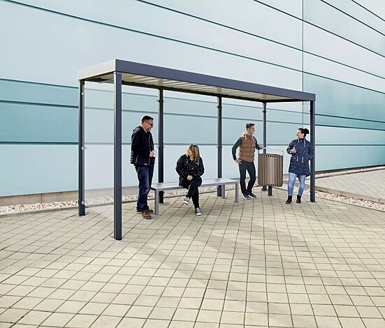 Raucherunterstand GEMALA, Dachbreite x Dachtiefe 4600 mm x 1600 mm, mit Rück- und Seitenwände ESG, Klarglas sowie Sitzbank LIGURIA und Abfallbehälter LENA, Stahlkonstruktion in RAL 7016 anthrazitgrau