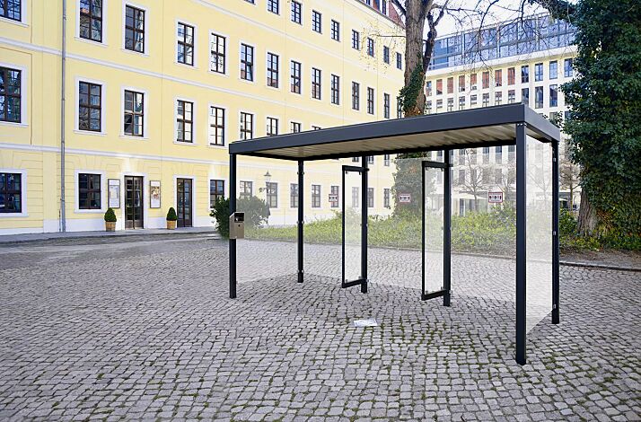 Raucherunterstand GEMALA, Dachbreite x Dachtiefe 4600 x 1600 mm, mit Rück- und Seitenwände ESG, Klarglas, Trennwand PENAT, Handdesinfektionsspender NEATDES, sowie Wand- und Bodenaufkleber, Stahlkonstruktion in RAL 7016 anthrazitgrau