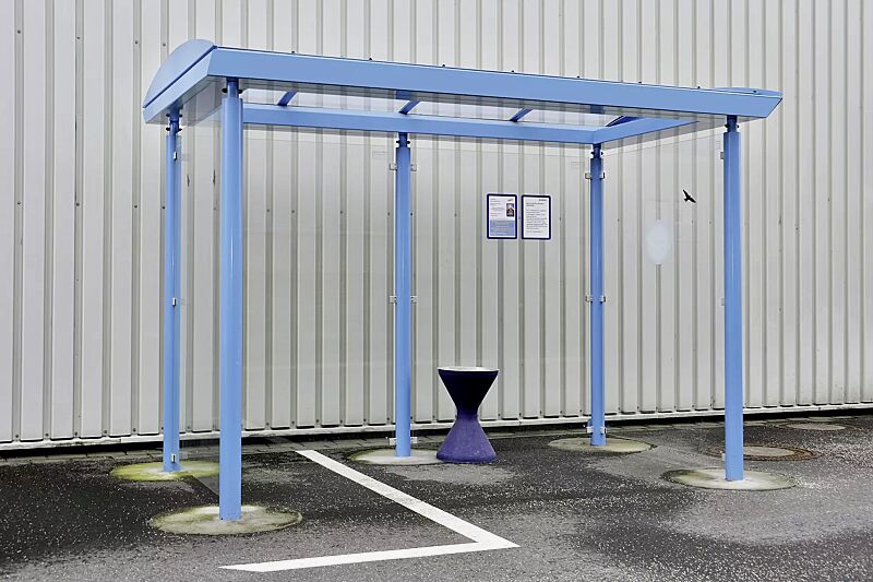 raucherunterstand-pluto__shoKAT0068535 Raucherunterstand PLUTO, Dachbreite x Dachtiefe 3300 mm x 2030 mm, mit Rück- und Seitenwänden aus ESG, Klarglas, Standascher ROYAL, Stahlkonstruktion in RAL 5012 lichtblau