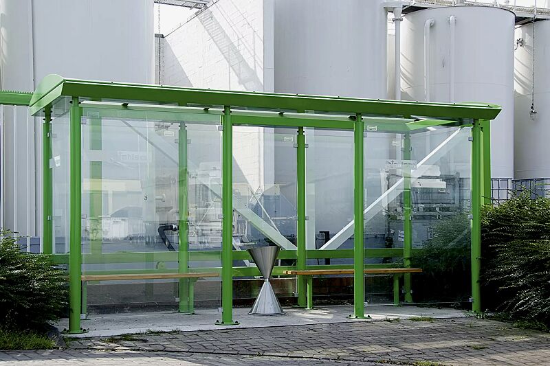 raucherunterstand-pluto__shoKAT0068536 Raucherunterstand PLUTO, Dachbreite x Dachtiefe 4800 mm x 2030 mm, mit Rück-, Seiten- und Windschutzwänden aus ESG, Klarglas, Sitzbank FERMO, Standascher ROYAL, Stahlkonstruktion in RAL 6024 verkehrsgrün