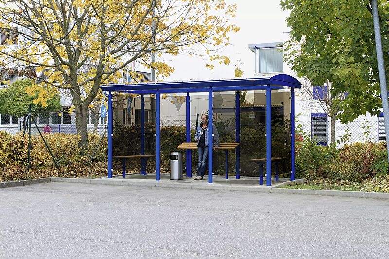 raucherunterstand-pluto__shoKAT0068538 Raucherunterstand PLUTO, Dachbreite x Dachtiefe 4800 mm x 2030 mm, Rück-, Seiten- und Windschutzwänden aus ESG, getönt, Anlehnbank SMOKY, Sitzbank FERMO, Abfallbehälter MANSFIELD, Stahlkonstruktion in RAL 5005 signalblau