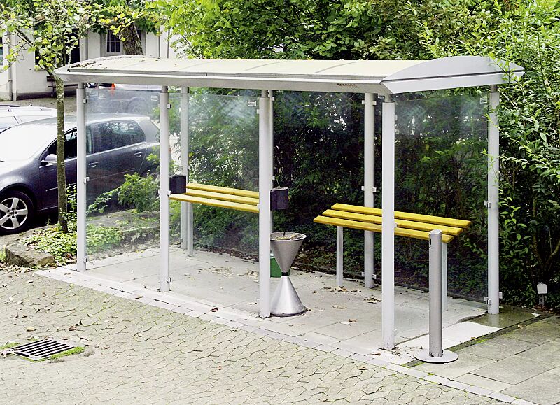 raucherunterstand-pluto__shoKAT0068539 Raucherunterstand PLUTO, Dachbreite x Dachtiefe 4800 mm x 2030 mm, mit Rück-, Seiten- und Windschutzwänden aus ESG, Klarglas, Anlehnbank SMOKY, Standascher ROYAL, Stahlkonstruktion in RAL 9006 weißaluminium