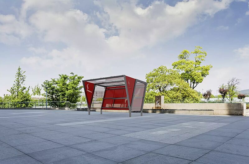 raucherunterstand-tauri__shoKAT0075597 Raucherunterstand TAURI, Dachbreite x Dachtiefe 3940 mm x 2500 mm, einseitig, Dacheindeckung VSG, Rückwand perforiertes Stahlblech, Seitenwand ESG, Klarglas bzw. perforiertem Stahlblech, Stahlkonstruktion in RAL 9006 weißaluminium