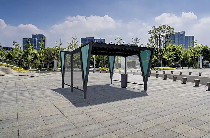 Raucherunterstand TAURI, Dachbreite x Dachtiefe 3940 mm x 5100 mm, doppelseitig, Dacheindeckung Trapezblech, Seitenwand ESG, Klarglas bzw. perforiertem Stahlblech, sowie Abfallbehälter NORANDA, Stahlkonstruktion in RAL 7016 anthrazitgrau