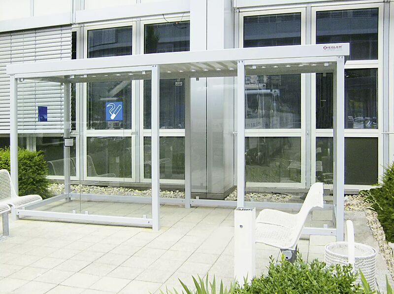 raucherunterstand-tobacco__shoKAT0012644 Raucherunterstand TOBACCO mit auftragsbezogener Anpassung, Dachbreite x Dachtiefe 4800 mm x 1500 mm, mit 2 unterschiedlichen Windschutzwänden, Stahlkonstruktion in RAL 9003 signalweiß