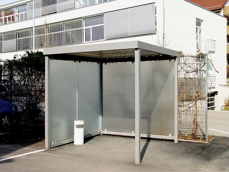 raucherunterstand-tobacco__shoKAT0016436 Raucherunterstand TOBACCO, Dachbreite x Dachtiefe 2400 mm x 2400 mm, Rück- / 1 Seitenwand, Verglasung auftragsbezogen satiniert, Stahlkonstruktion in DB 701 eisenglimmer