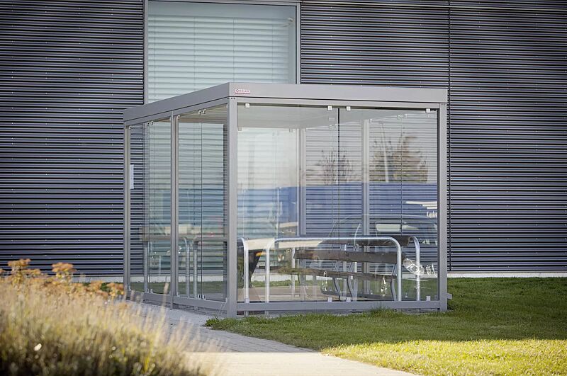 raucherunterstand-tobacco__shoKAT0024249 Raucherunterstand TOBACCO, Dachbreite x Dachtiefe 4700 mm x 2400 mm, mit Anlehnbügel FLORIDA als Sonderausstattung, mit Windschutzwand einschließlich vorderer Stütze sowie Rück- / Seitenwand, Stahlkonstruktion in ca. RAL 9007 graualuminium