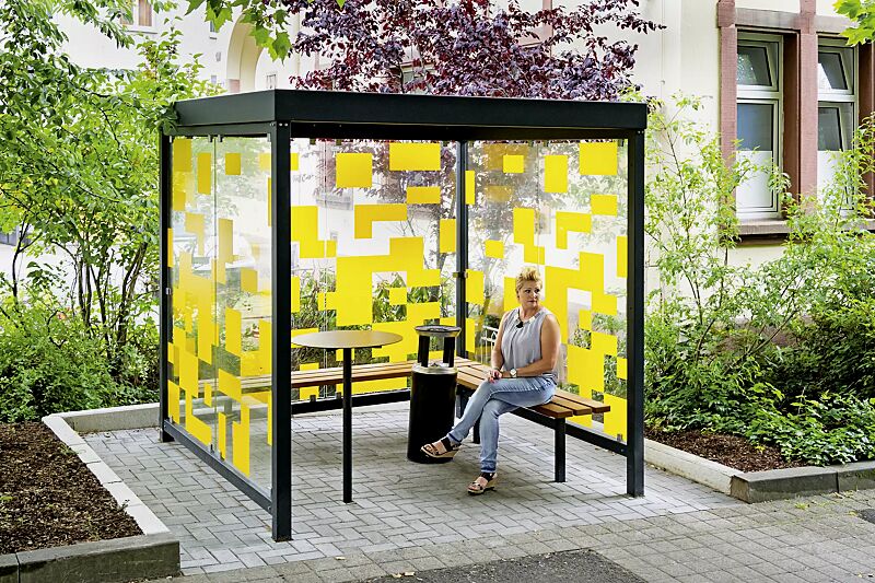 raucherunterstand-tobacco__shoKAT0055480 Raucherunterstand TOBACCO, Dachbreite x Dachtiefe 2400 mm x 2400 mm, mit Rück- / Seitenwänden, zweiseitige Sitzbank TOBACCO, Abfallbehälter / Ascher CALGARY sowie Stehtisch BISTROT, Stahlkonstruktion in RAL 7016 anthrazitgrau, Scheibendekorbeklebung ba...