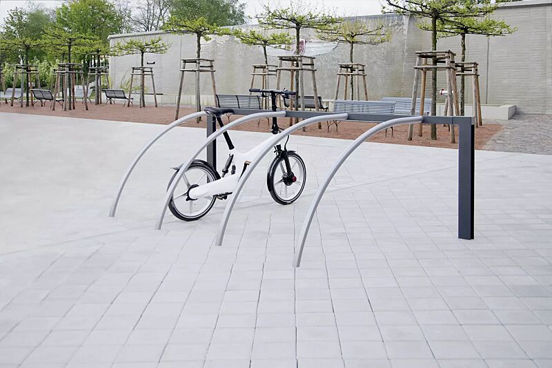 reihenanlehnbuegel-unit__shoKAT0021973 Anlehnbügel UNIT, 4 Stellplätze, Stützen in RAL 7016 anthrazitgrau und Bügel in RAL 9006 weißaluminium