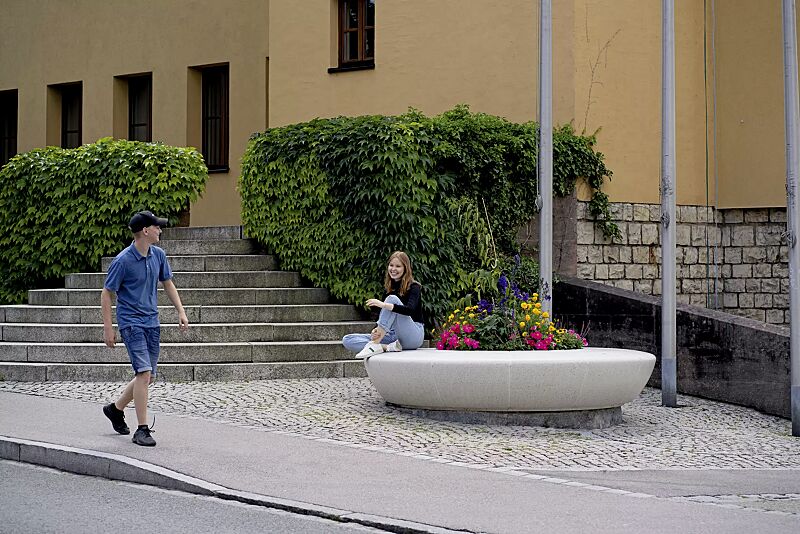 rundbank-olimpo__shoKAT0064195 Rundbank OLIMPO aus Beton, in Granitoptik weiß