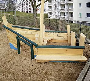 <div id="container" class="container">Sandspielschiff DANKO</div>