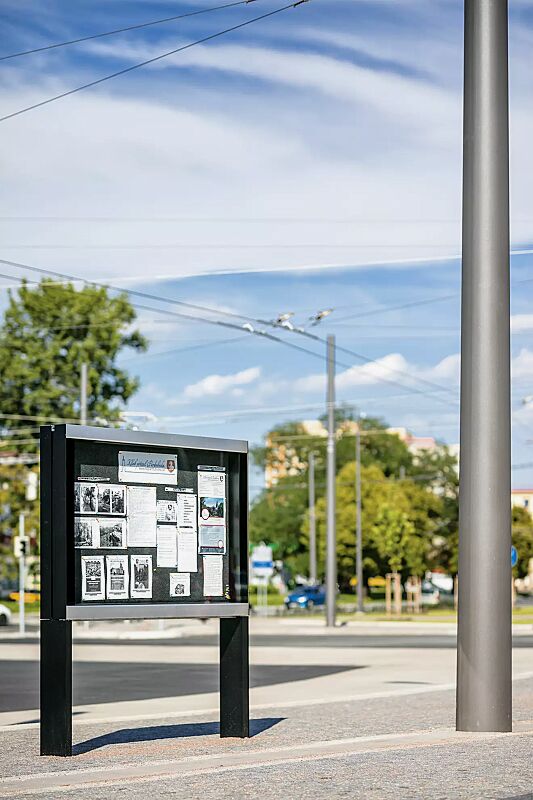 schaukasten-c-light-if__shoKAT0070464 Schaukasten C-LIGHT IF mit Rechteckrohrständern zum Aufdübeln, doppelseitig, in RAL 9005 tiefschwarz