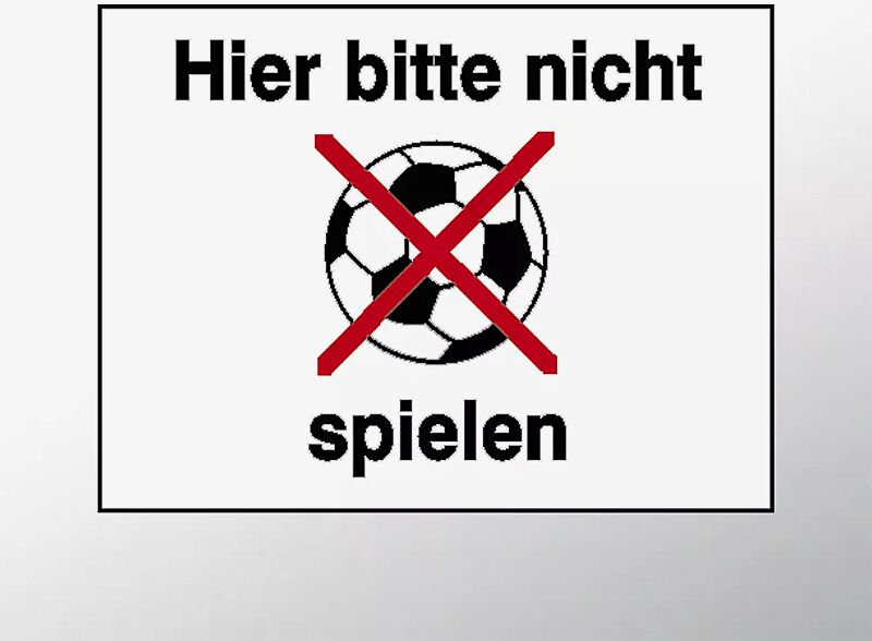 Schild: "Hier bitte nicht Ball spielen"