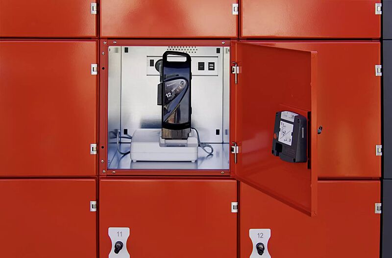 schliessfachanlage-secure__shoKAT0072131 Schließfach mit Steckdosenleiste für den Betrieb eines bauseitigen Ladegerätes