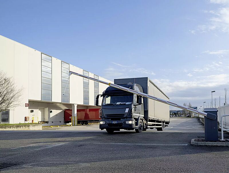 schrankenanlage-busset__shoKAT0067782 Schrankenanlage BUSSET, Absperrbreite 7,60 m mit 4 + 4 m Teleskop-Schrankenbaum mit Pendelstütze, mit LED-Schrankenbaumbeleuchtung (Zubehör)