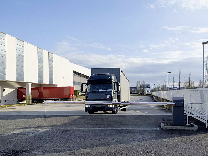 schrankenanlage-busset__shoKAT0067783 Schrankenanlage BUSSET, Absperrbreite 7,60 m mit 4 + 4 m Teleskop-Schrankenbaum mit Pendelstütze, mit LED-Schrankenbaumbeleuchtung (Zubehör)