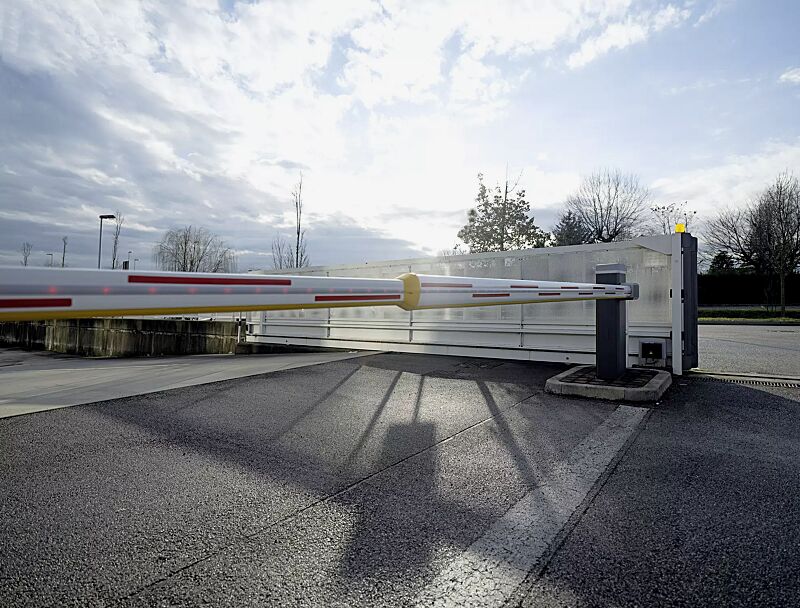 schrankenanlage-busset__shoKAT0067784 Schrankenanlage BUSSET, Absperrbreite 7,60 m mit 4 + 4 m Teleskop-Schrankenbaum, mit LED-Schrankenbaumbeleuchtung (Zubehör)