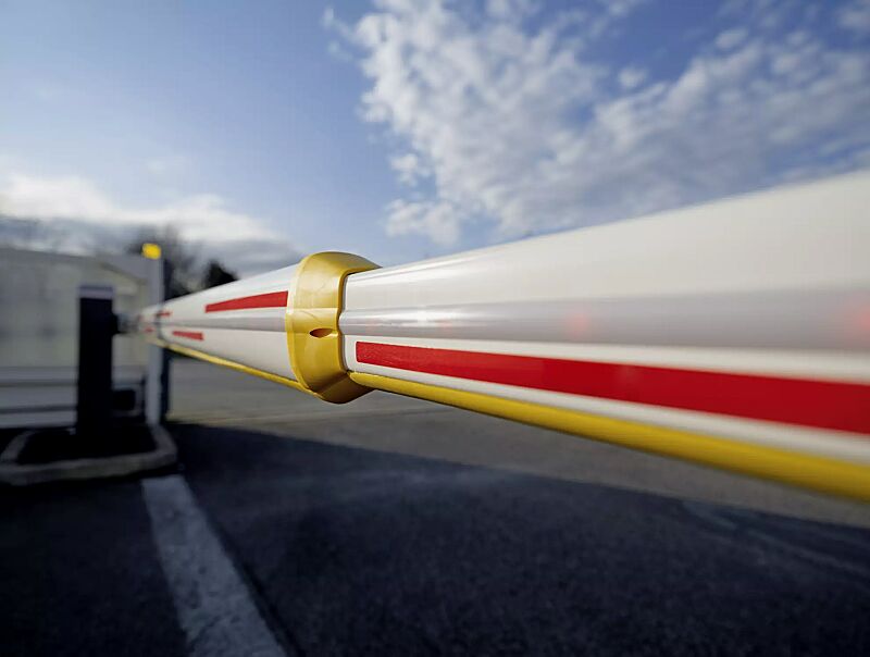 schrankenanlage-busset__shoKAT0067785 Detail: Teleskop Schrankenbaum, 4 + 4 m ausziehbar, weiß lackiert mit roten Reflexionsaufklebern