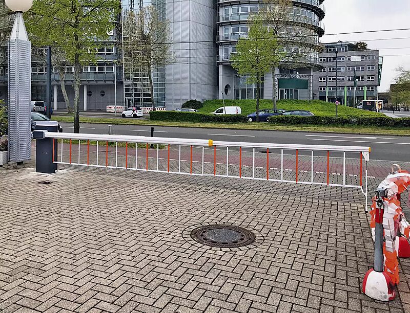 schrankenanlage-busset__shoKAT0069783 Schrankenanlage BUSSET mit Gittermodul, 1,72 m lang, 0,67 m hoch