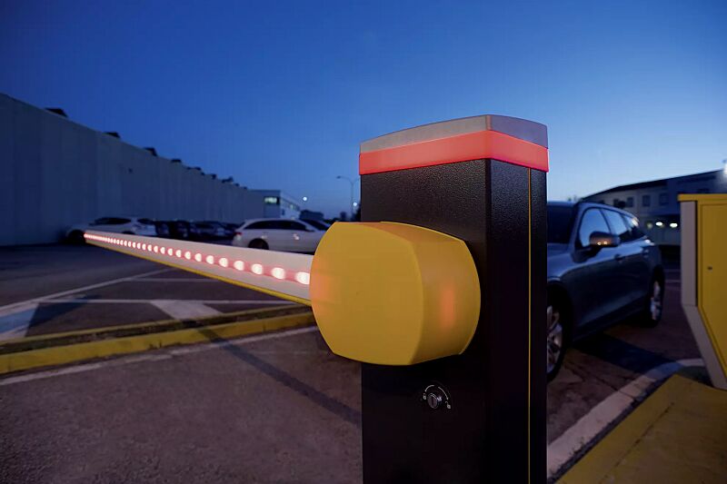 schrankenanlage-monnes__shoKAT0060891 Schrankenanlage MONNES mit Brushless-Motor, LED-Beleuchtung des Baumes und der Abdeckung optional