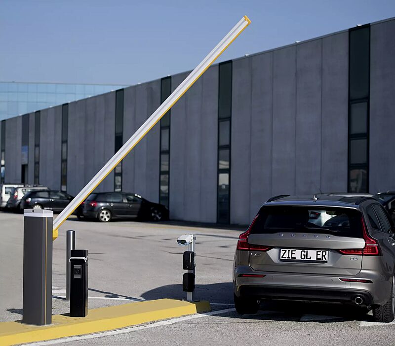 Schrankenanlage MONNES mit Absperrbreite 3,80 m und Kennzeichenerkennung (auf Anfrage)