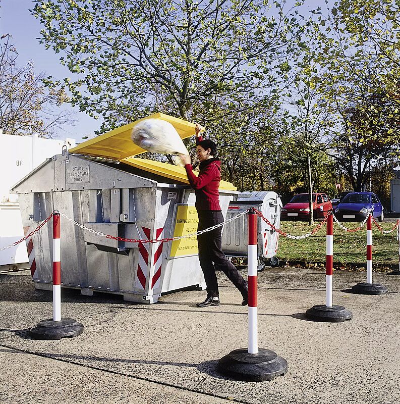 schwerer-kettenstaender-kurik__shoKAT0017946 Schwerer Kettenständer KURIK feuerverzinkt und kunststoffbeschichtet rot-weiß mit Recyclingfuß