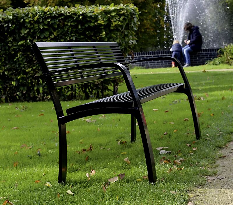 Seniorenbank CASERTA mit Rückenlehne und Armlehnen aus Stahl