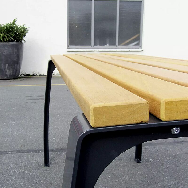 seniorentisch-caserta__shoKAT0040051 Detail: FSC®-zertifizierte Hartholzbelattung, unbehandelt