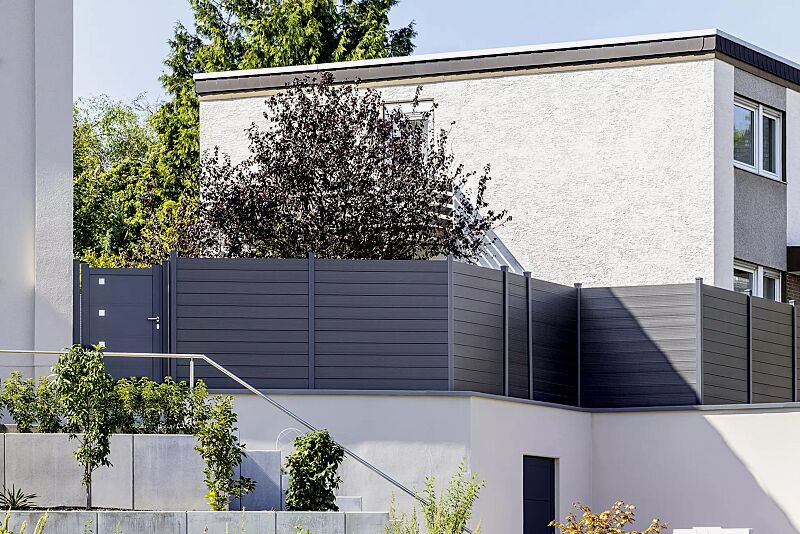 Schallschutzwand LYNWOOD in RAL 7021 schwarzgrau, Wandelemente in titangrau