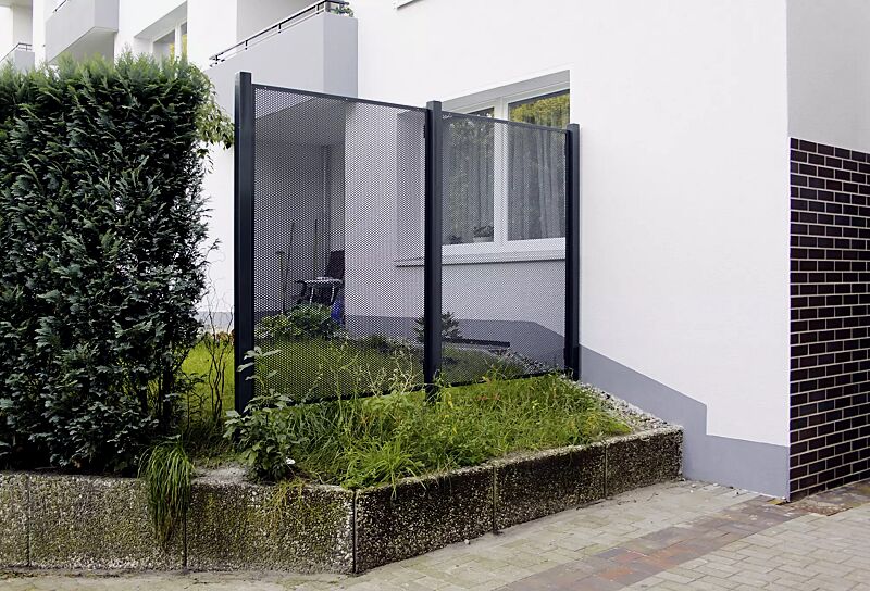 sichtschutzwand-muro__shoKAT0023933 Sichtschutzwand MURO als Gartenabtrennung, Breite 3080 mm, Wandelemente aus Lochblech, Stahlkonstruktion in RAL 7016 anthrazitgrau