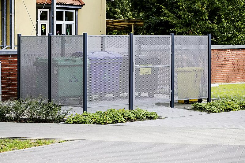 sichtschutzwand-muro__shoKAT0035167 Sichtschutzwand MURO mit Einflügeltür als Wertstoffumhausung, Wandelemente Lochblech in RAL 9007 graualuminium, Stützenkonstruktion in RAL 7016 anthrazitgrau Sichtschutzwand MURO Länge x Tiefe 4500 mm x 3000 mm, Stahlkonstruktion feuerverzinkt und pu...